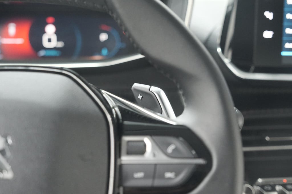 Peugeot 208 puretech 100 eat8 allure pack | camera | apple carplay | parkee