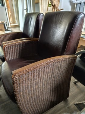 2 comfortabele eetkamerstoelen met rotan en kunstleer