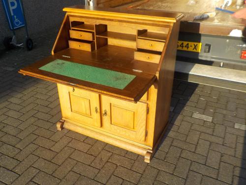 Mooie kwaliteit massief eiken bureau in zeer goede staat