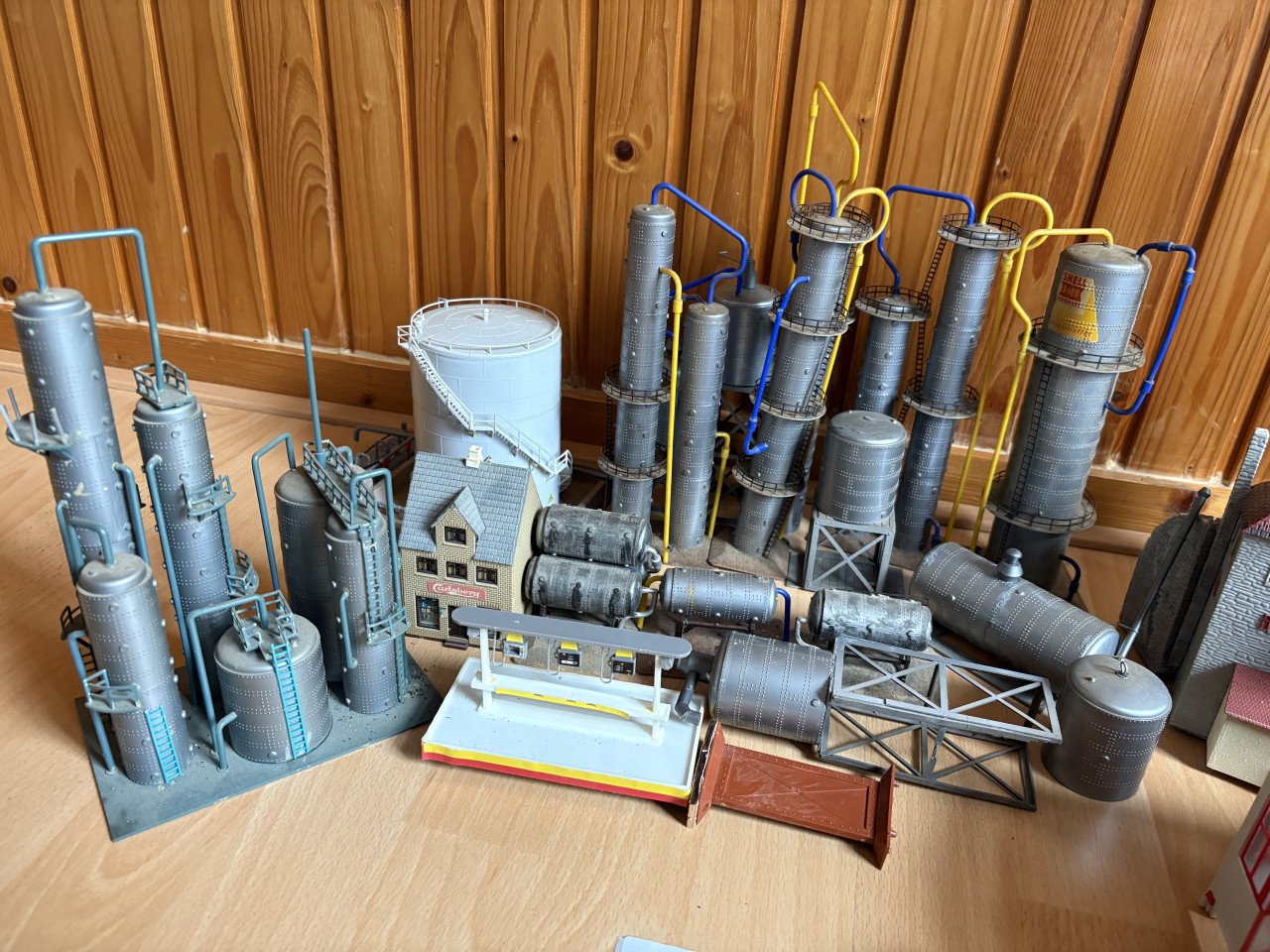 Set huisjes voor de modelspoorbaan set geel
