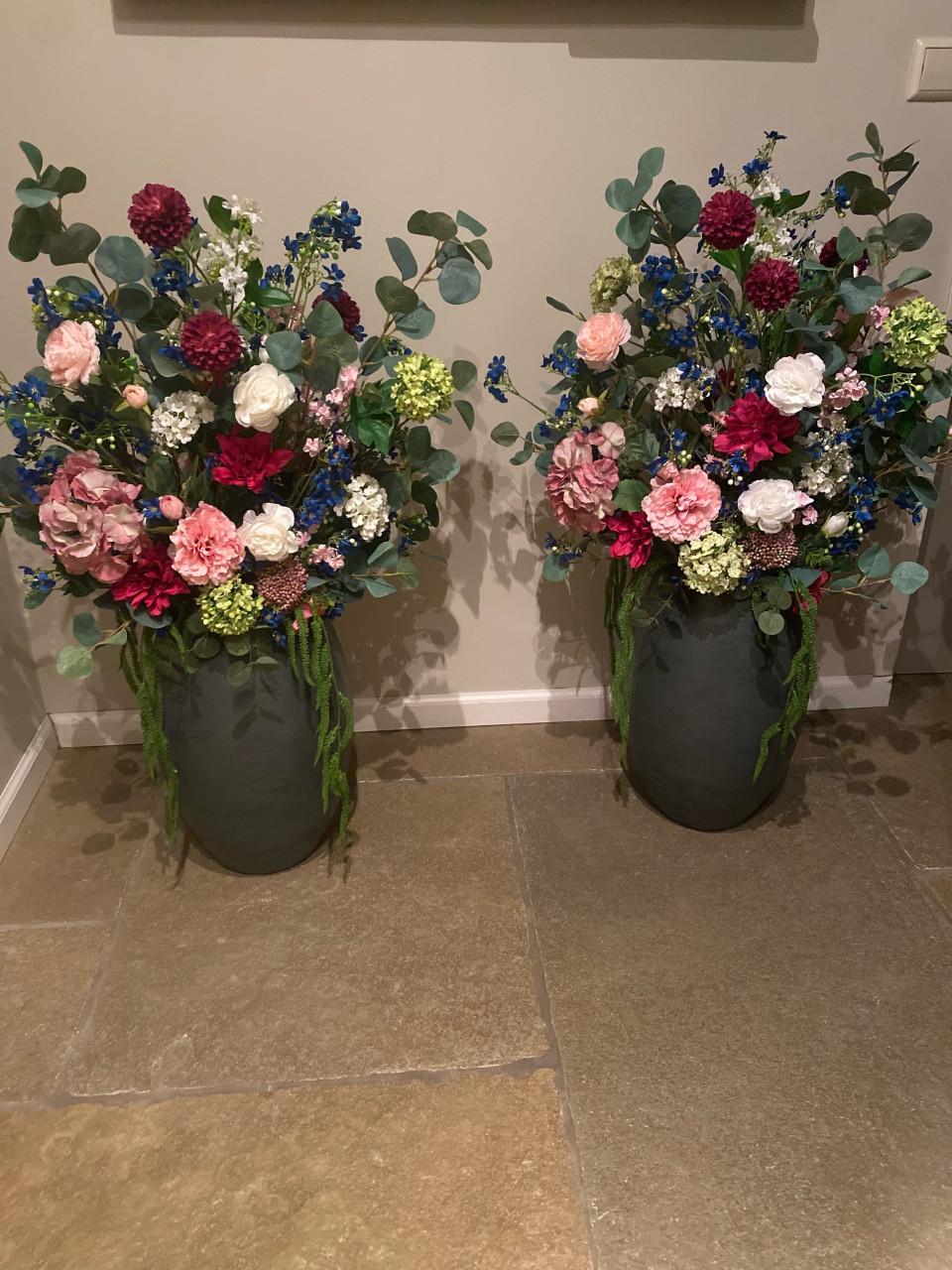 2 mooie hoge vazen nieuwe kunstbloemen