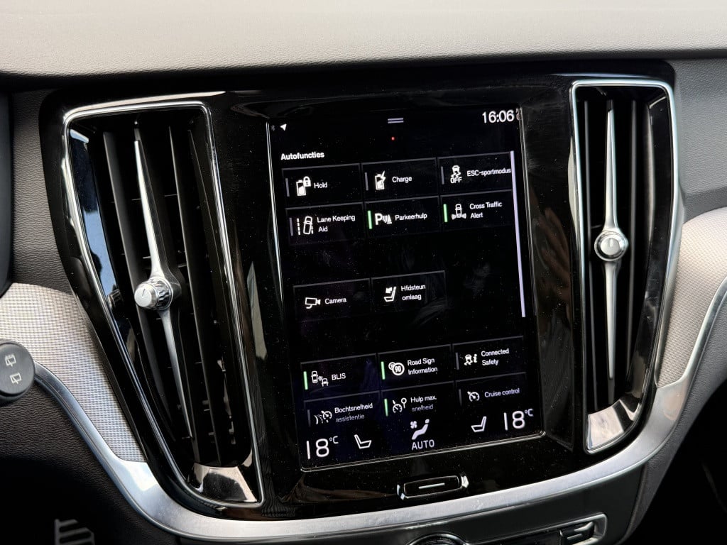 Volvo V60 t6 340pk recharge r-design| adap.cruise| trekhaak| camera| h&k s