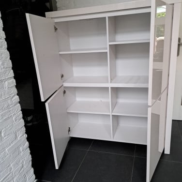 Witte hoogglanzende kast
