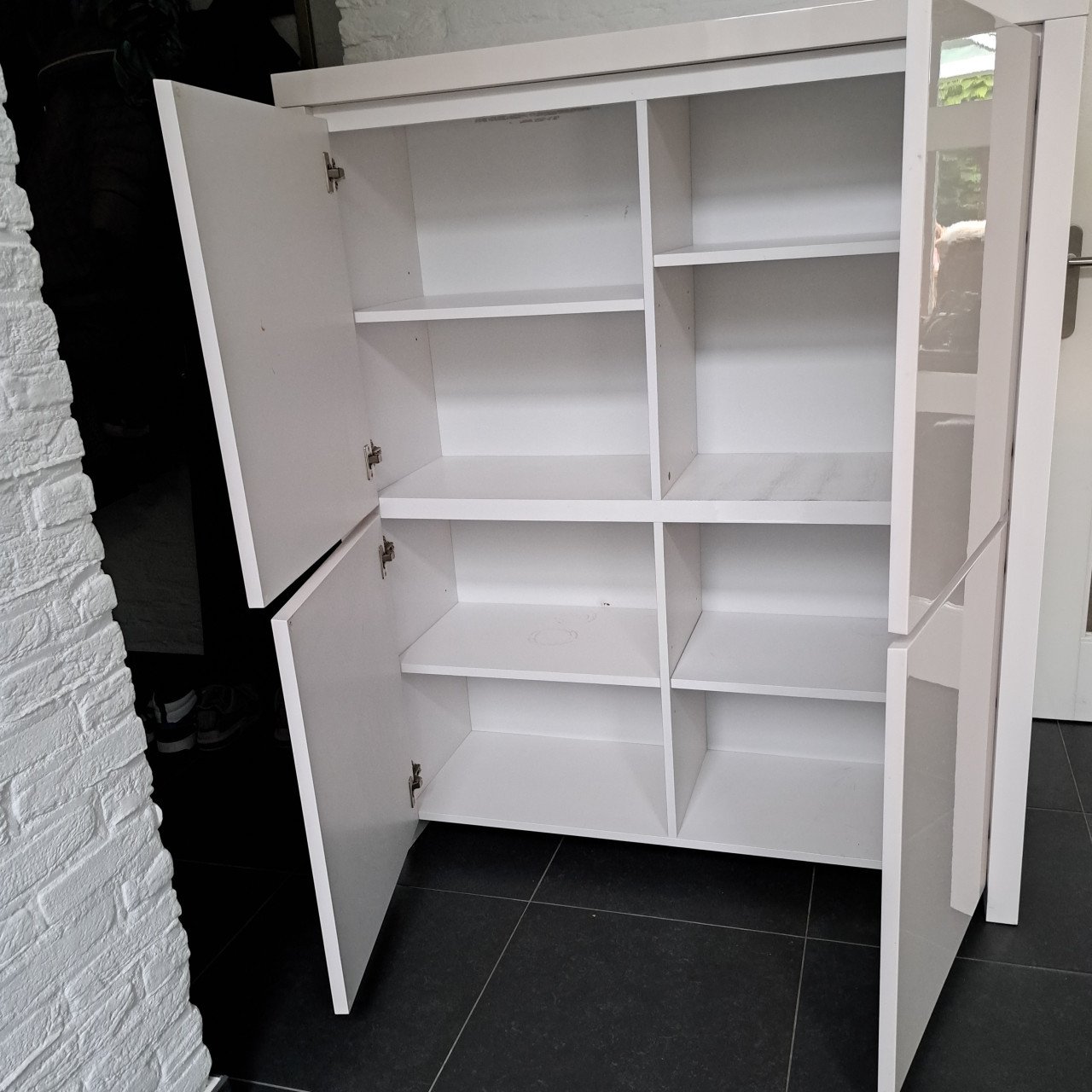 Witte hoogglanzende kast