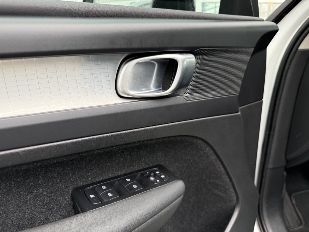 Volvo XC40 t5 262pk recharge business pro| navi| keyless| led| getint glas|