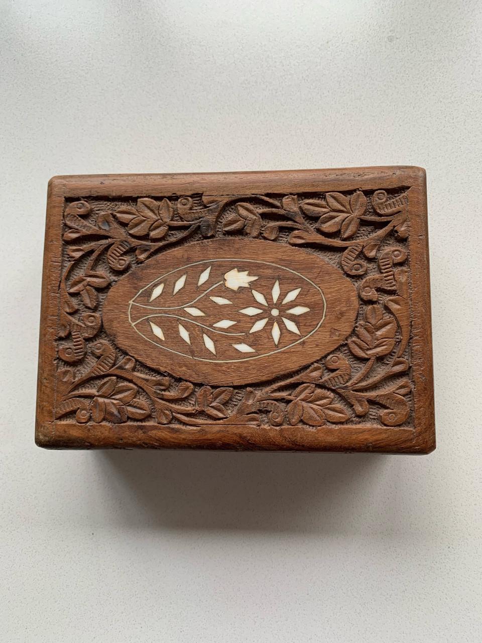 Mooi houtsnijwerk kistje