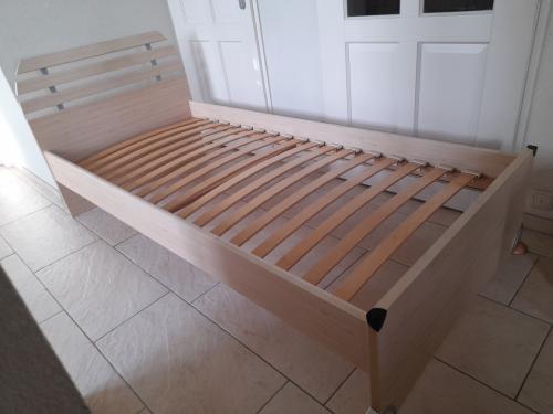 1 persoons bed 90 x 200 (in goede staat )