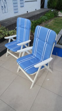 Twee verstelbare tuinzetels met bijpassend kussen. Merk Ketler.