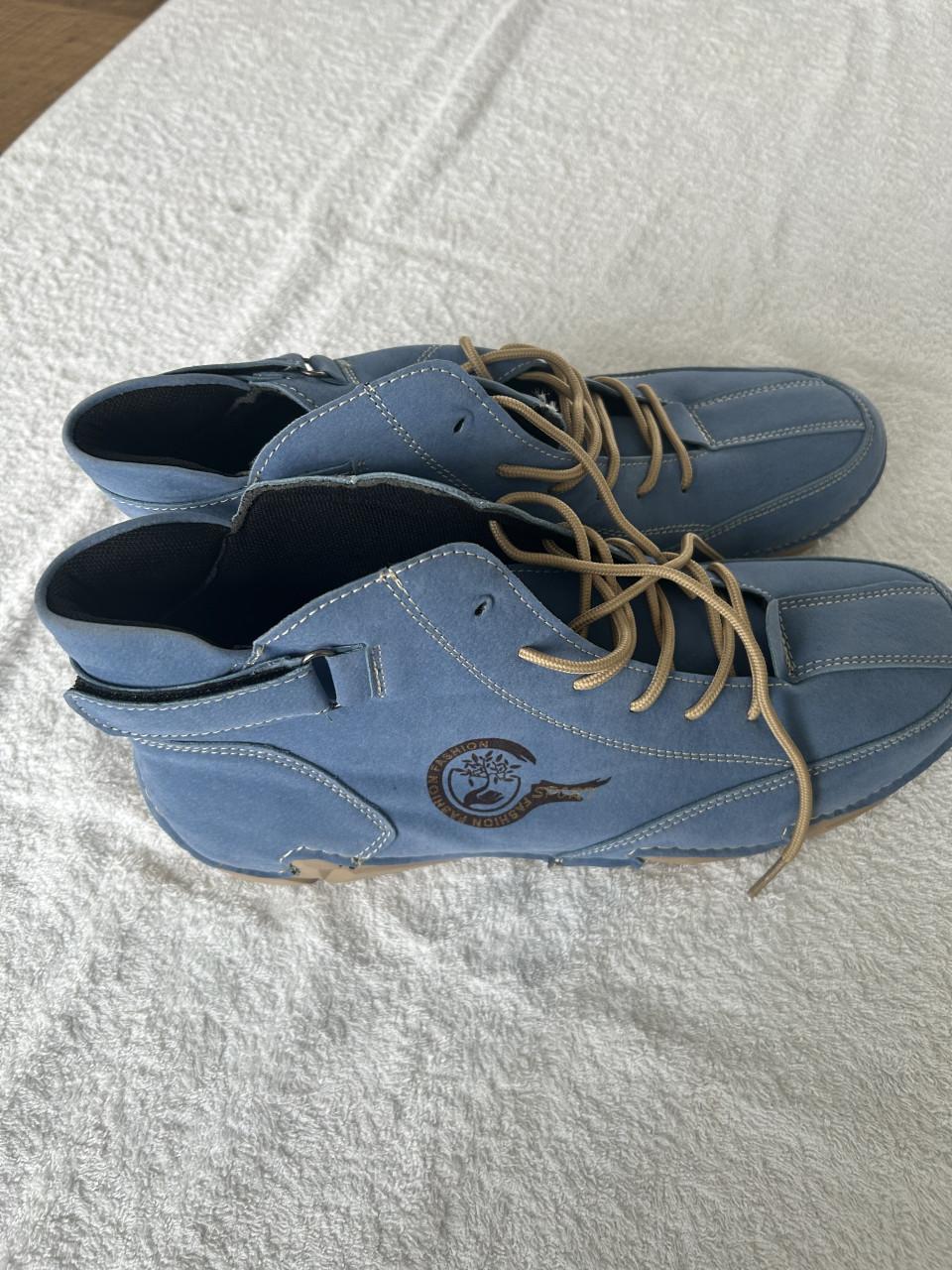 Paar echte sneakers en paar modieuze schoenen