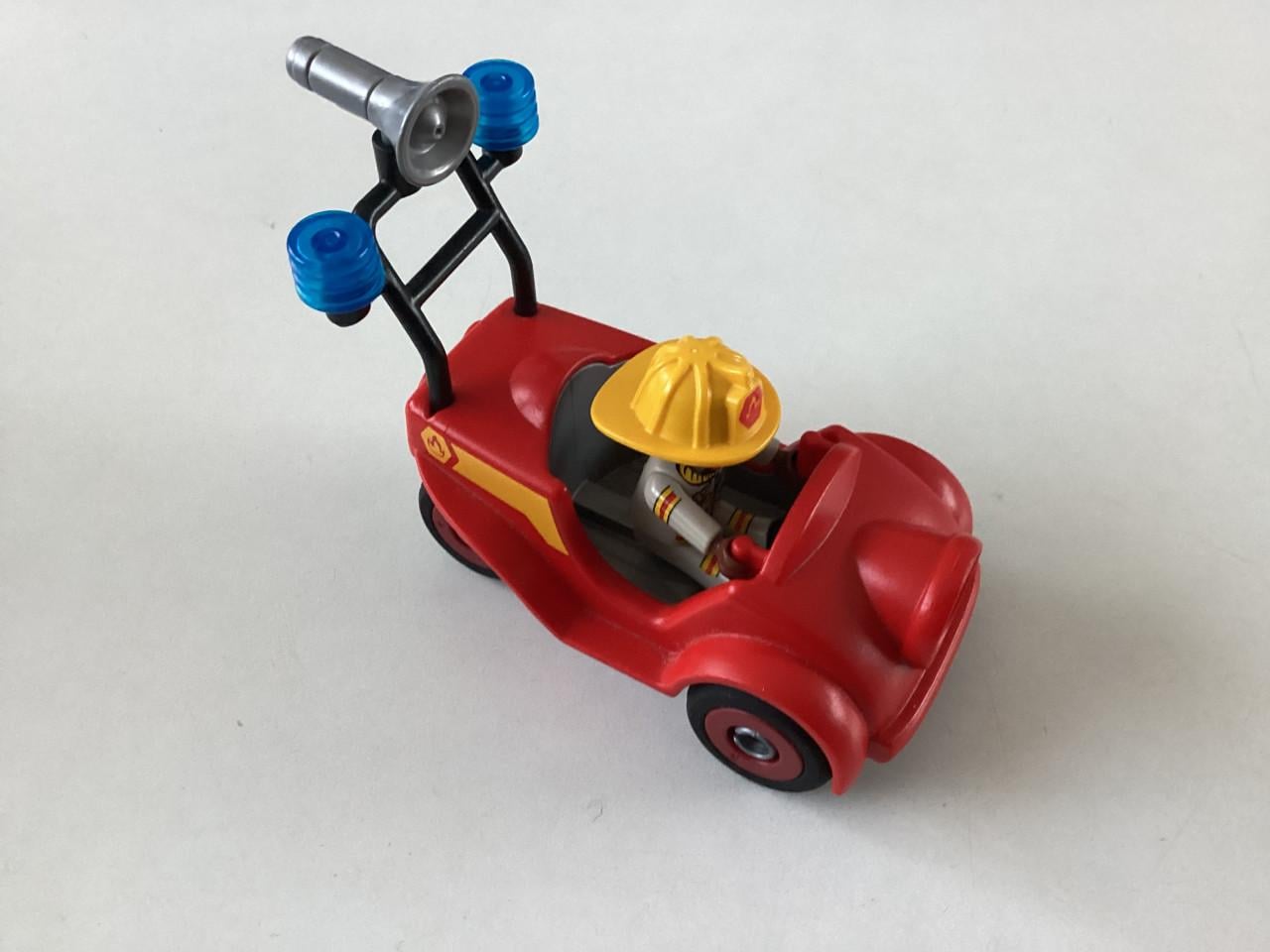 Heel veel Playmobil. Klein.  34 poppetjes, 6 paardjes, traktors, sportwagen