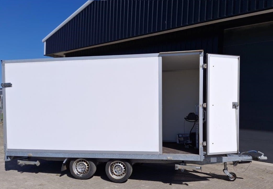 Te Koop gesloten aanhangwagen 405cm met loopdeur met lier