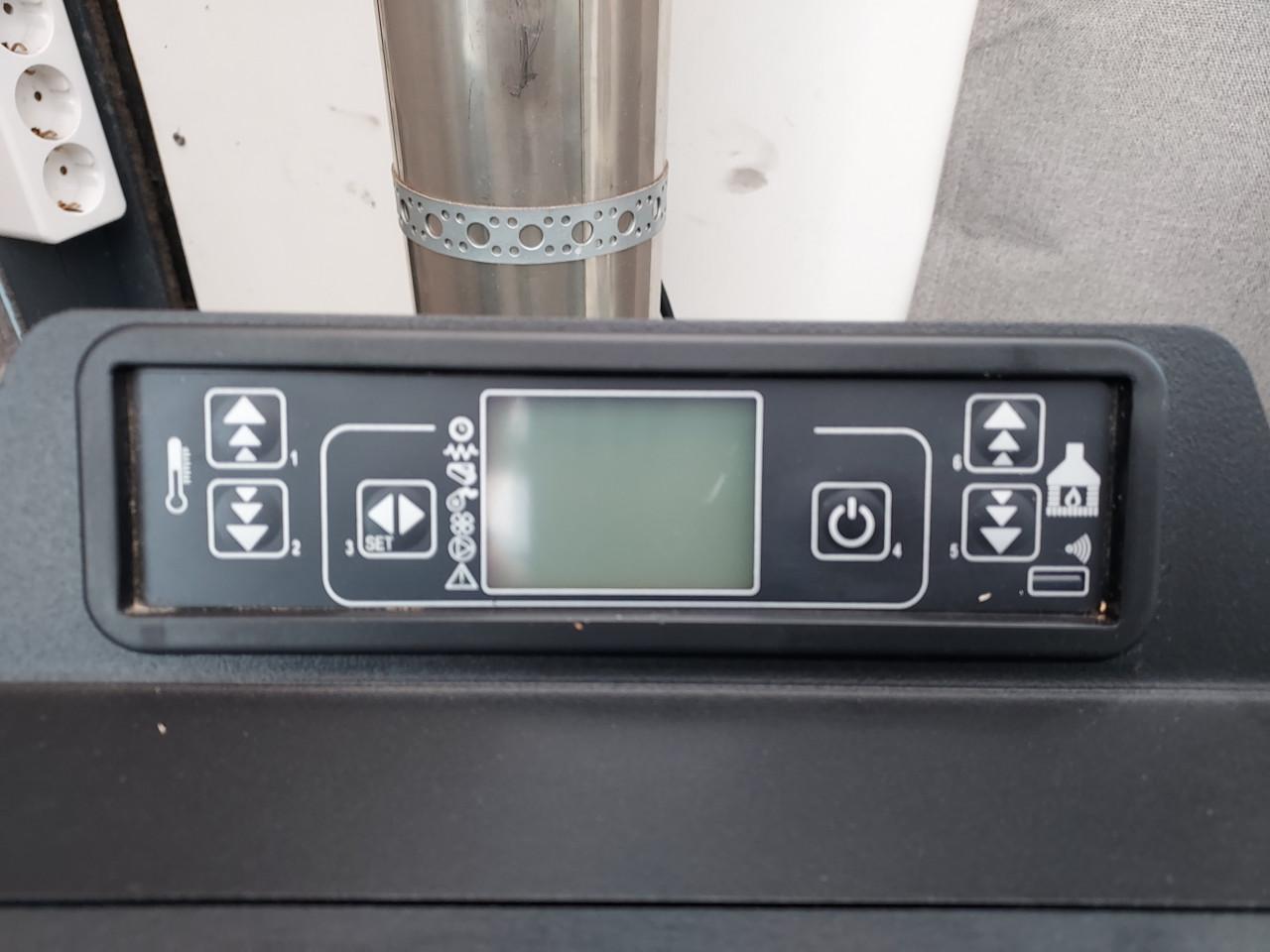 Pellet kachel met rookkanaal en pellets te koop.