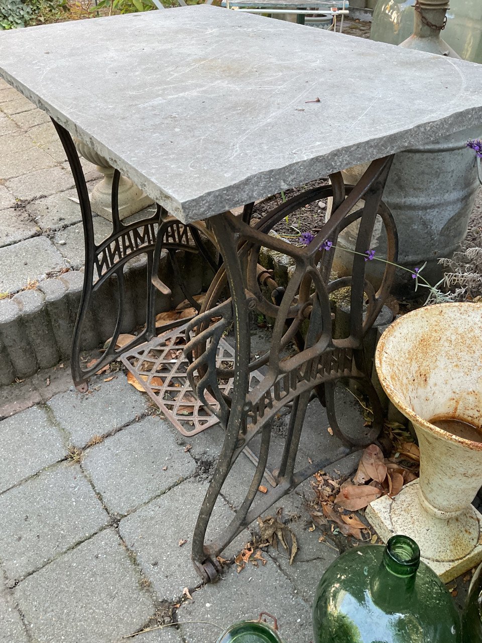 Tuintafel ( gietijzer- hardsteen )