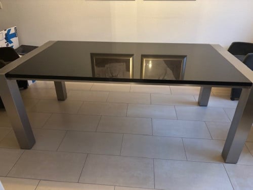 Eetkamertafel met natuursteenblad