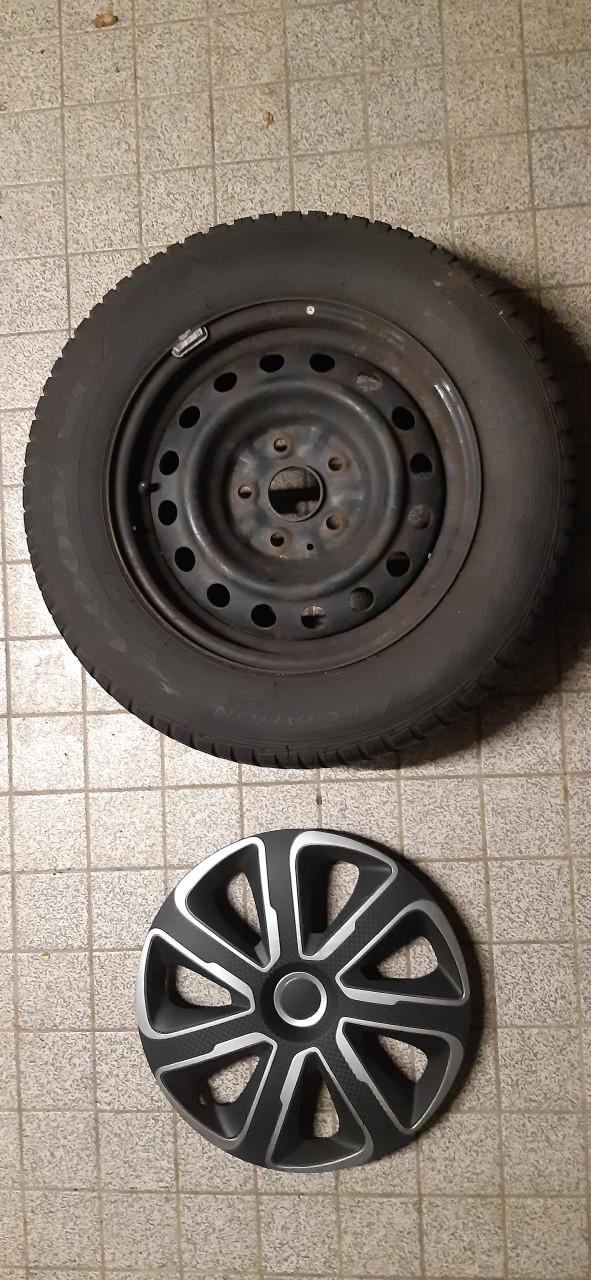 4 winterbanden op velg + wieldoppen (205/65/15)