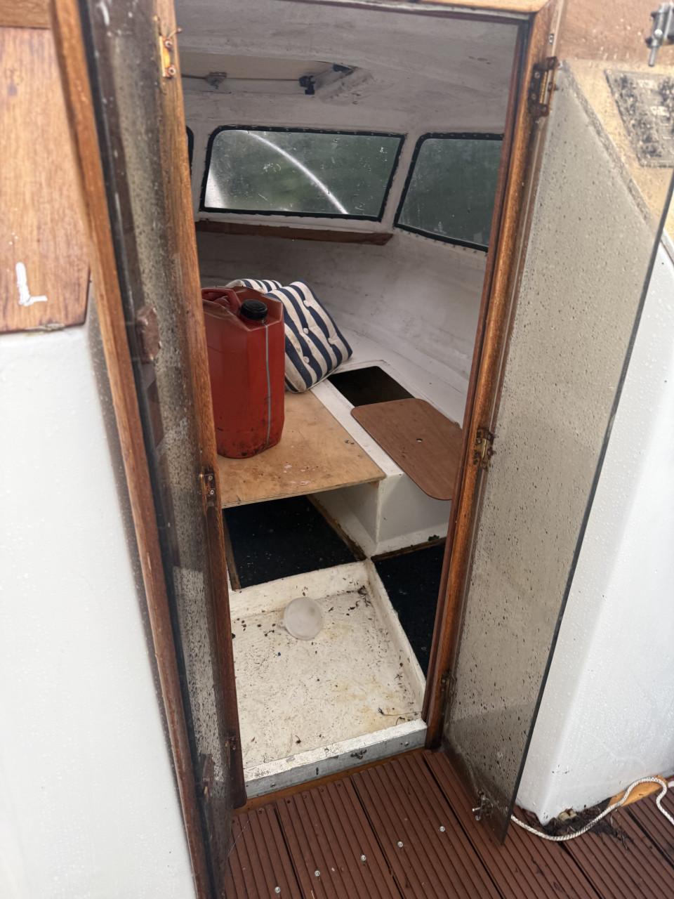 Kajuitboot met stoel en nieuwe vlonder incl stuur inrichting
