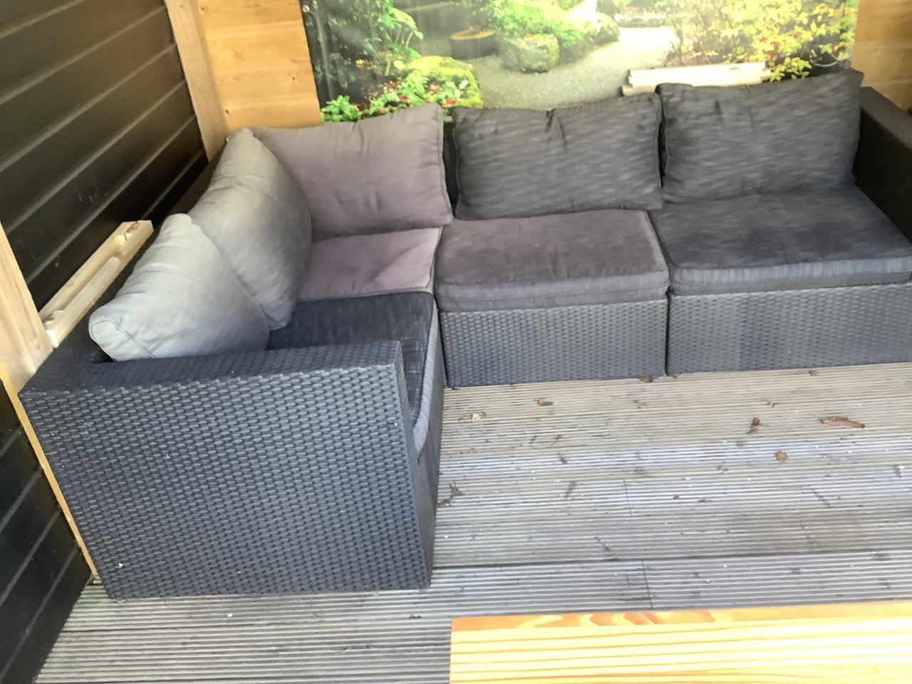 Loungeset pitriet zwart met kussens, hoekbank.