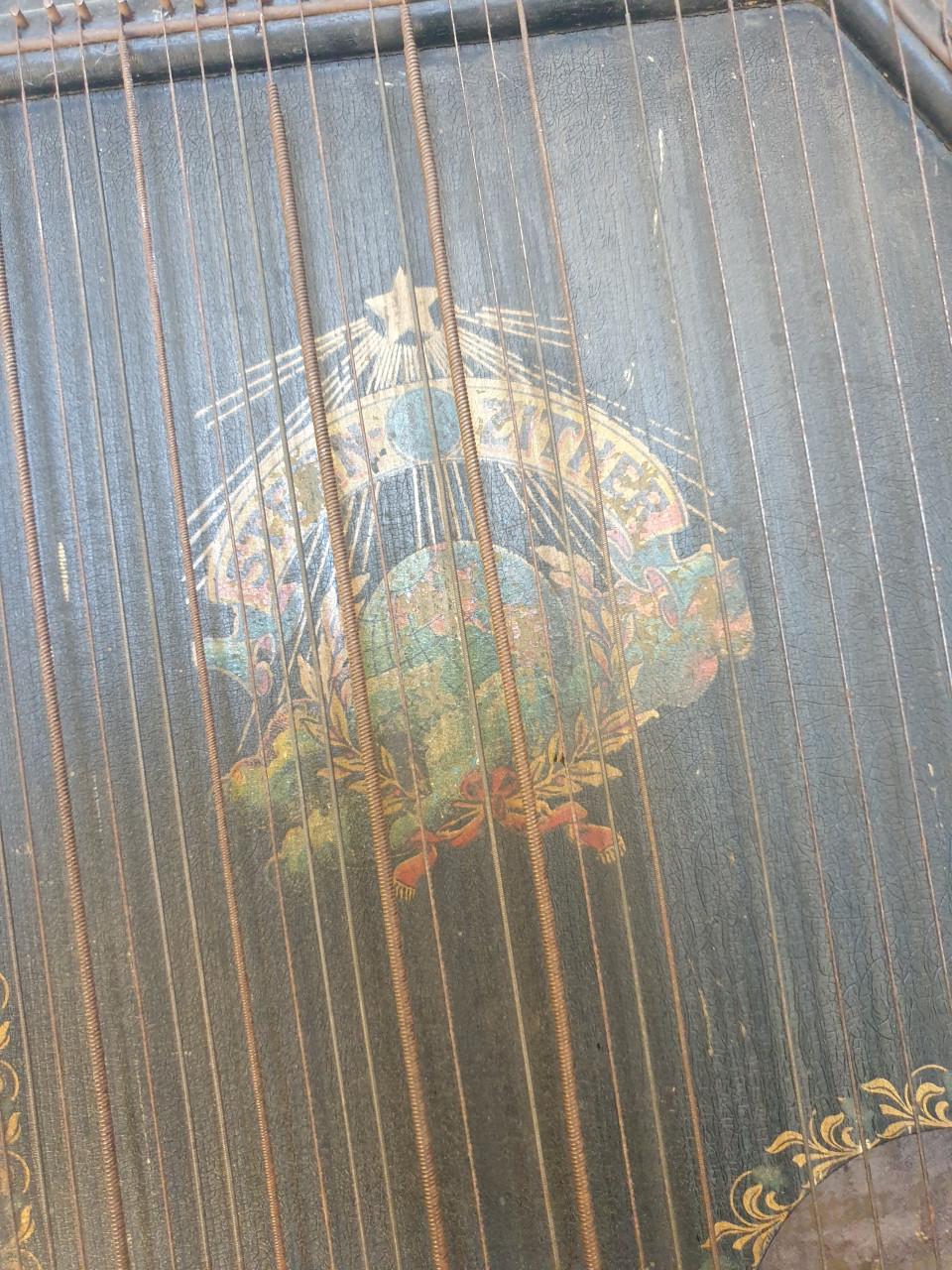 Antieke tafelgitaar.