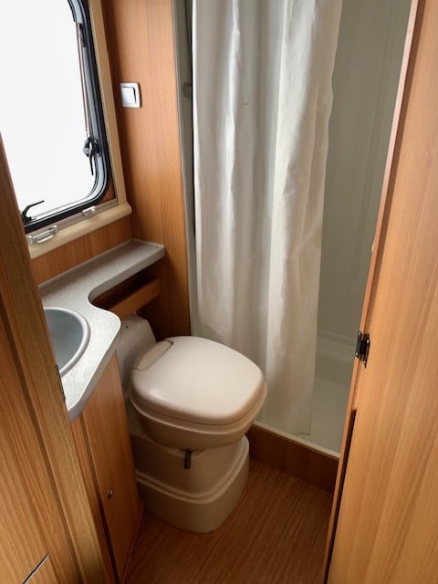 Hele mooie en frisse half integraal Fiat Ducato-McLouis P700 camper