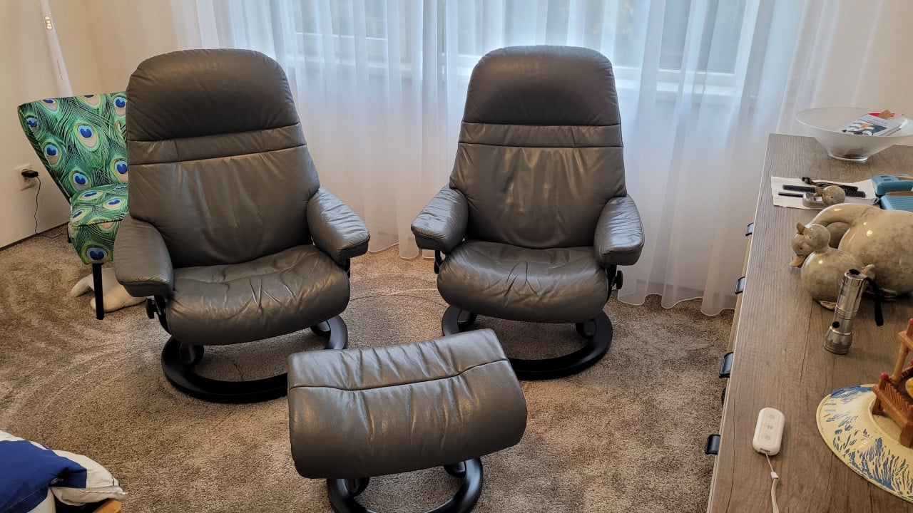 2 lederen StressLess fauteuils,
