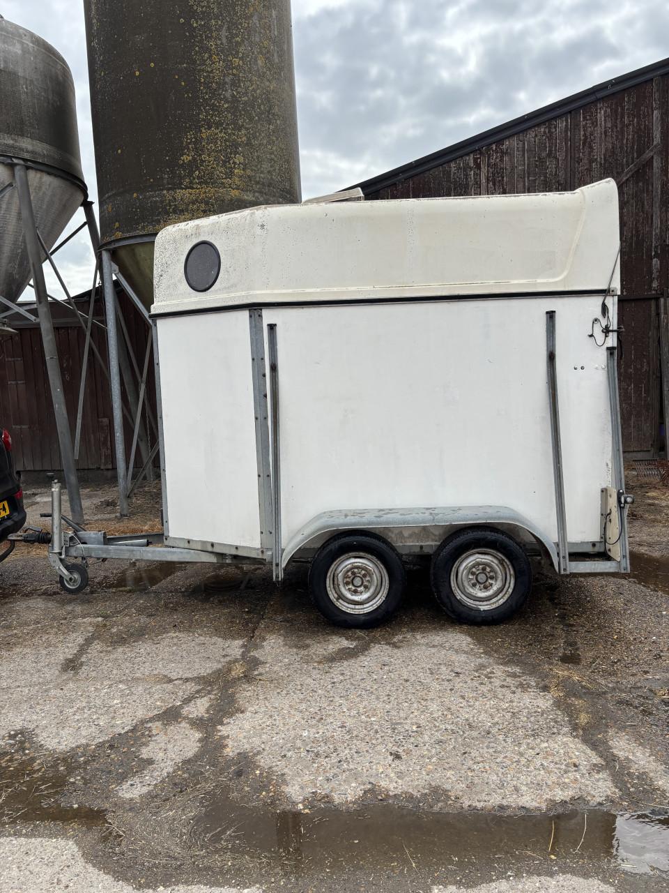 1,5 paards trailer