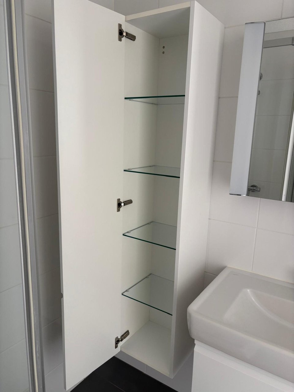 Wit Badkamer meubel met twee hoge kasten