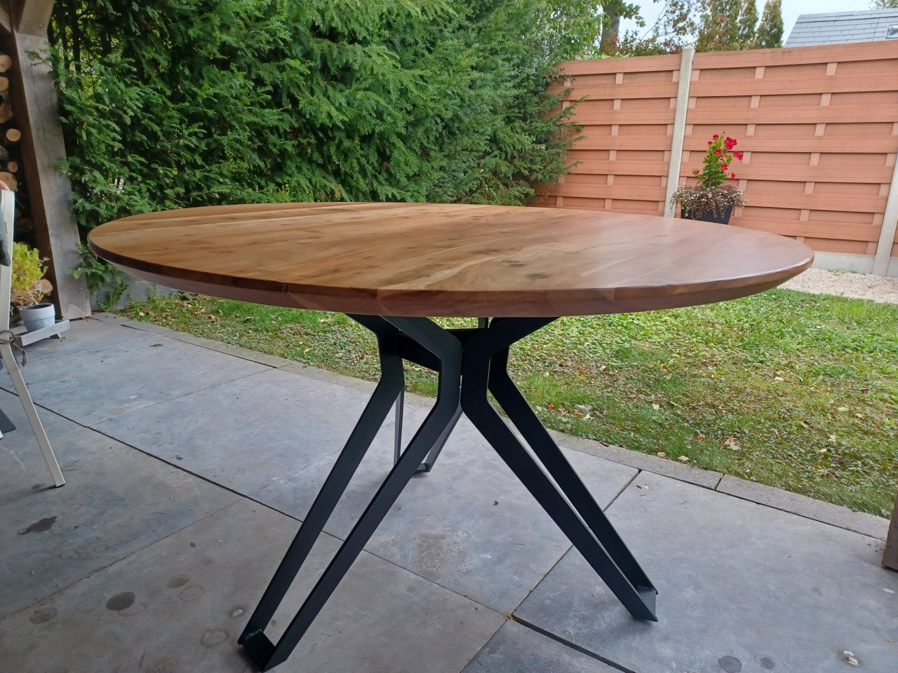Erg mooie ronde tafel met acaciahouten blad