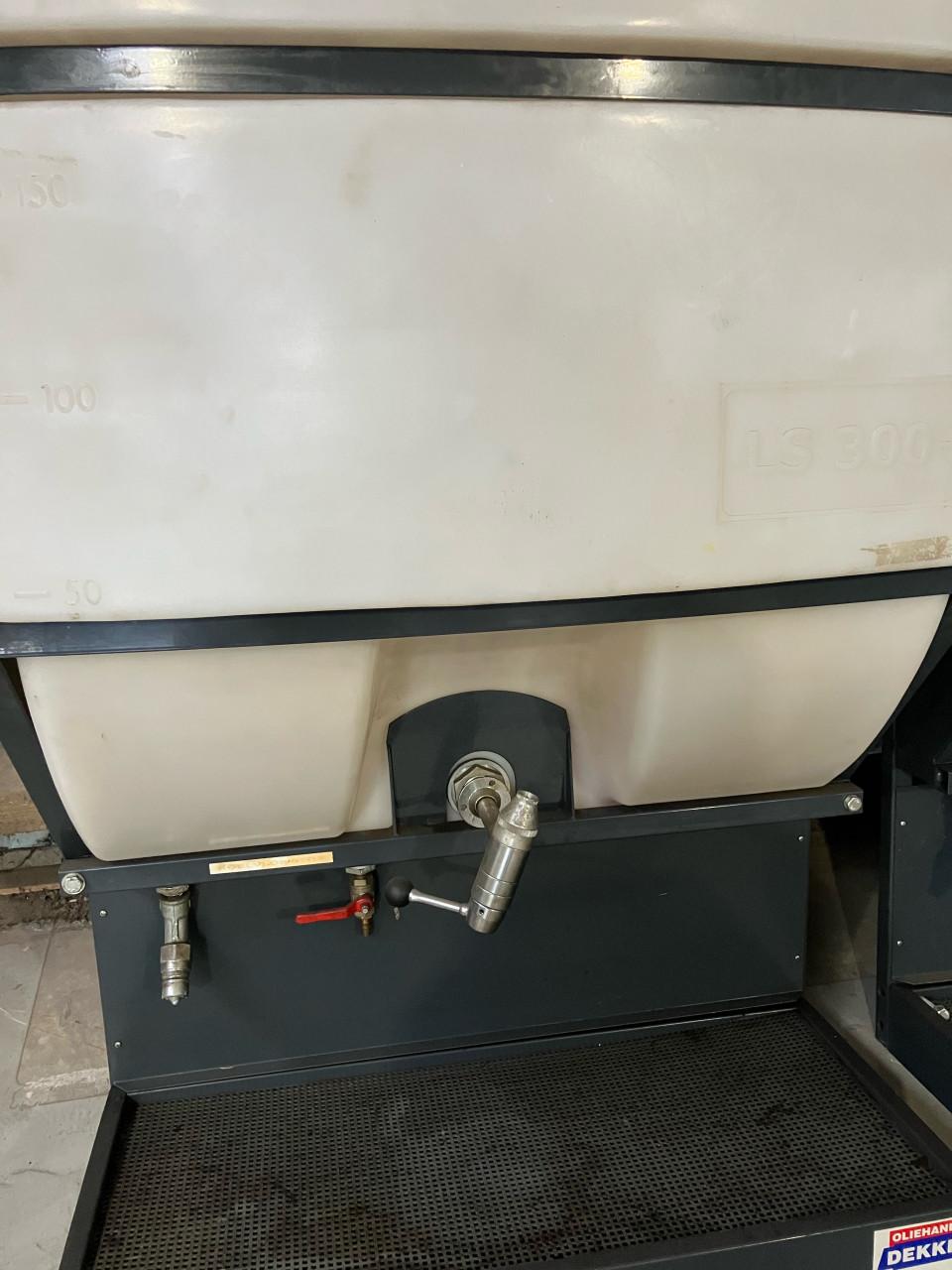 Muur reservoir motorolie en coolant