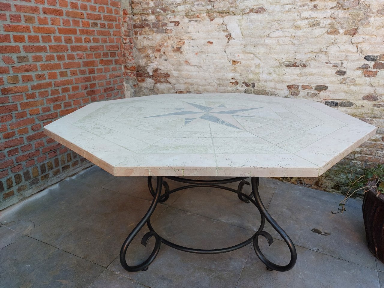 Prachtige zware stenen tuintafel
