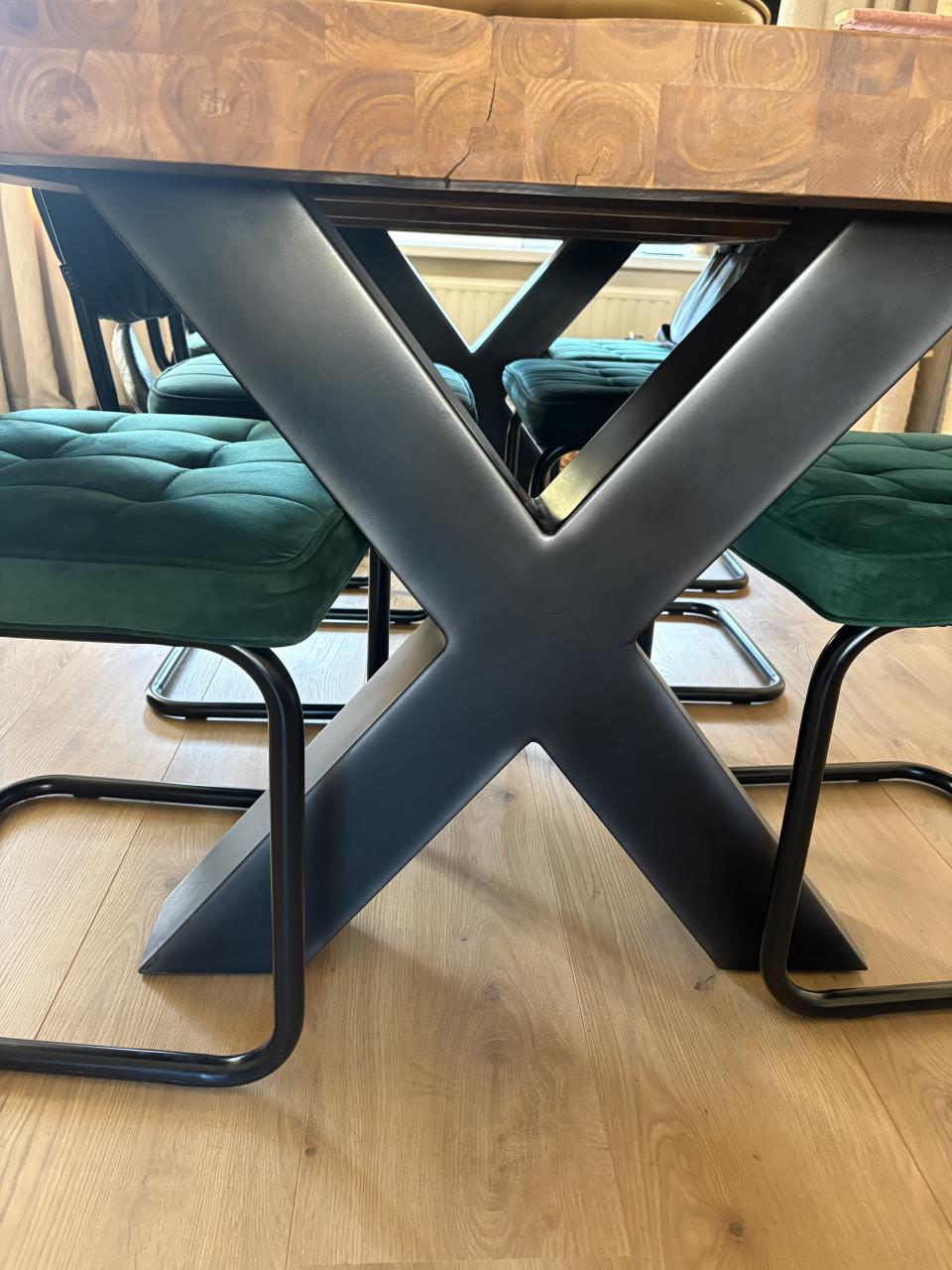 Houten tafel, inclusief zwarte poten