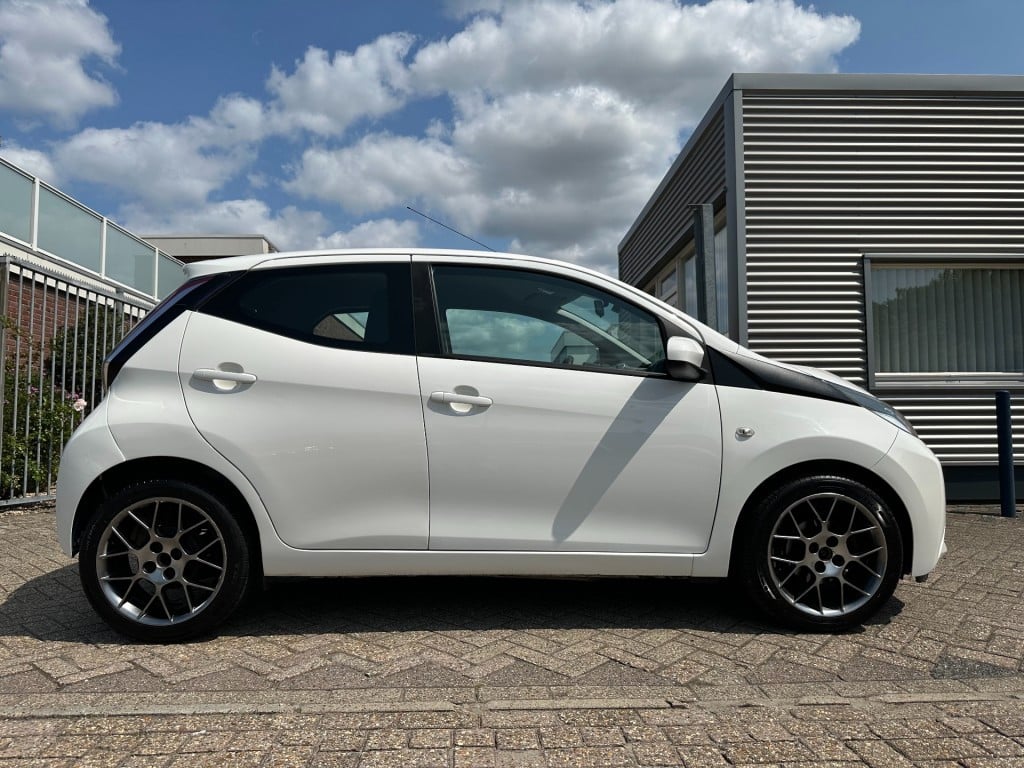 Toyota Aygo 1.0 vvt-i x-play camera lm velgen 2e eigenaar