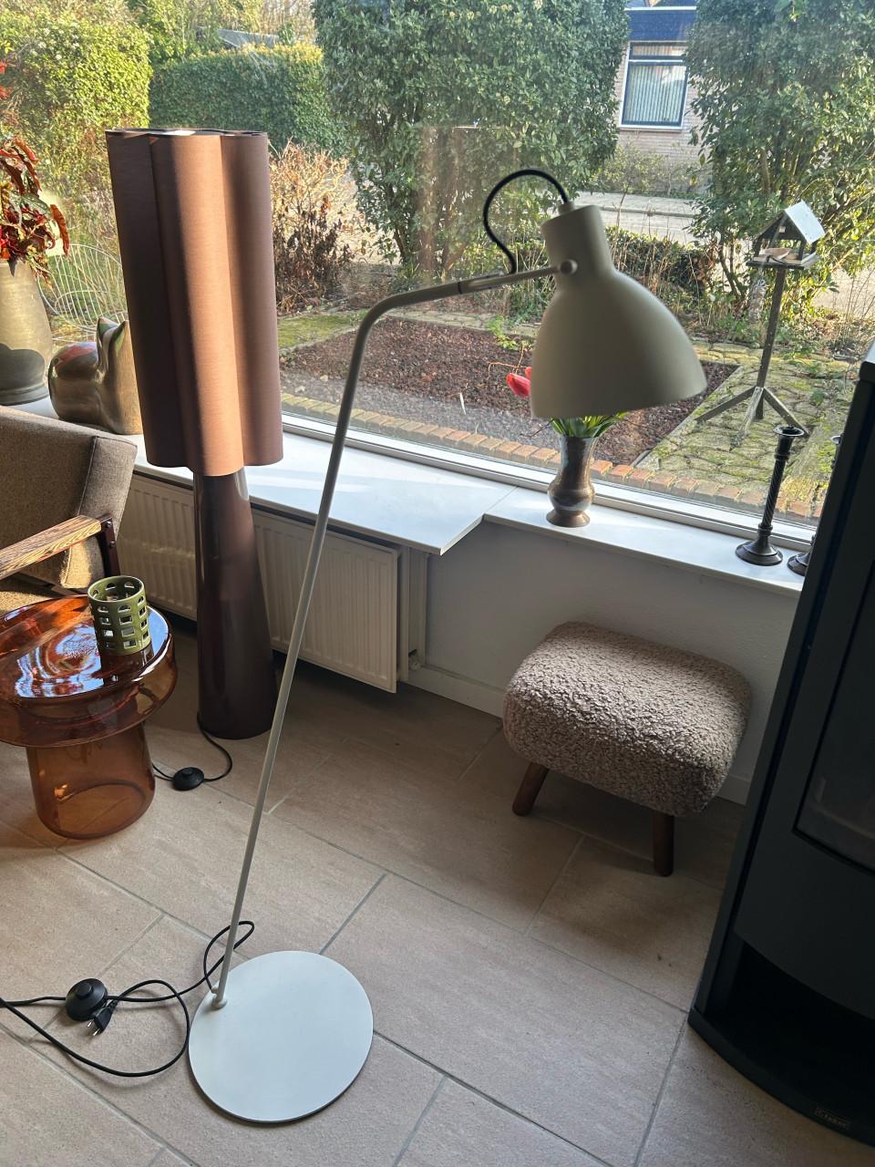 Vloerlamp lichte kleur zo goed als nieuw. 35 euro