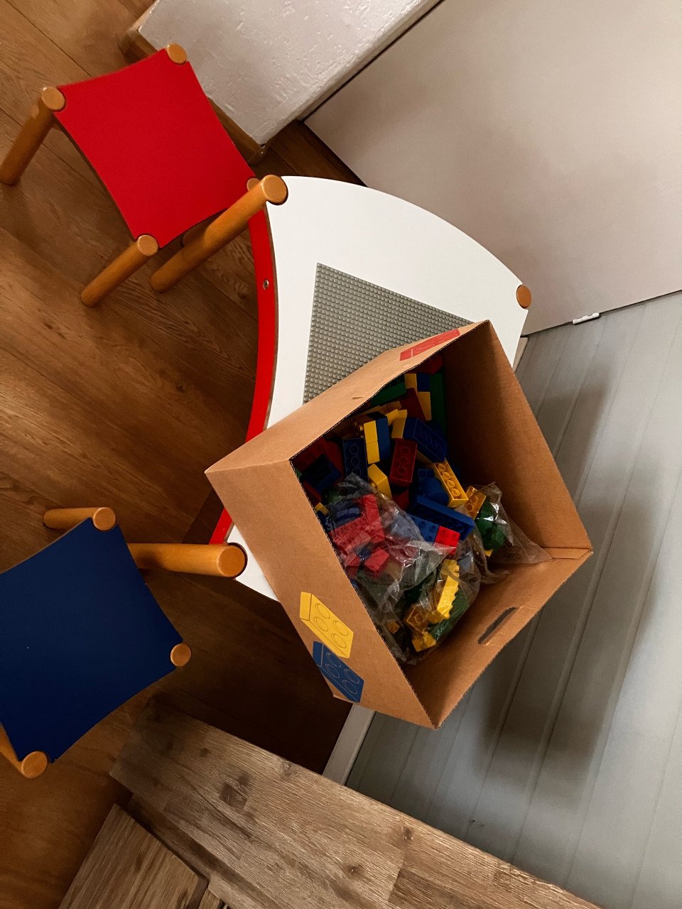 LegoDuplo speeltafel met 2 krukjes