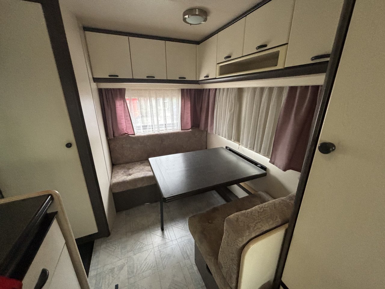 Caravan Hobby Classic met voortent, uitbouw en luifel