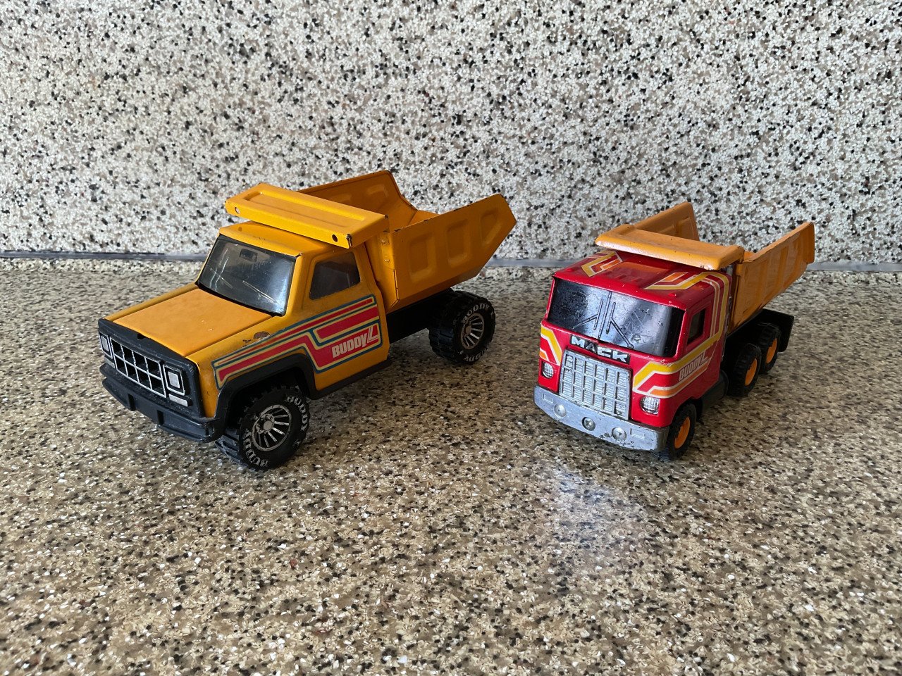 Veel verschillende vrachtautootjes, buggy etc. van het merk: Buddy L.