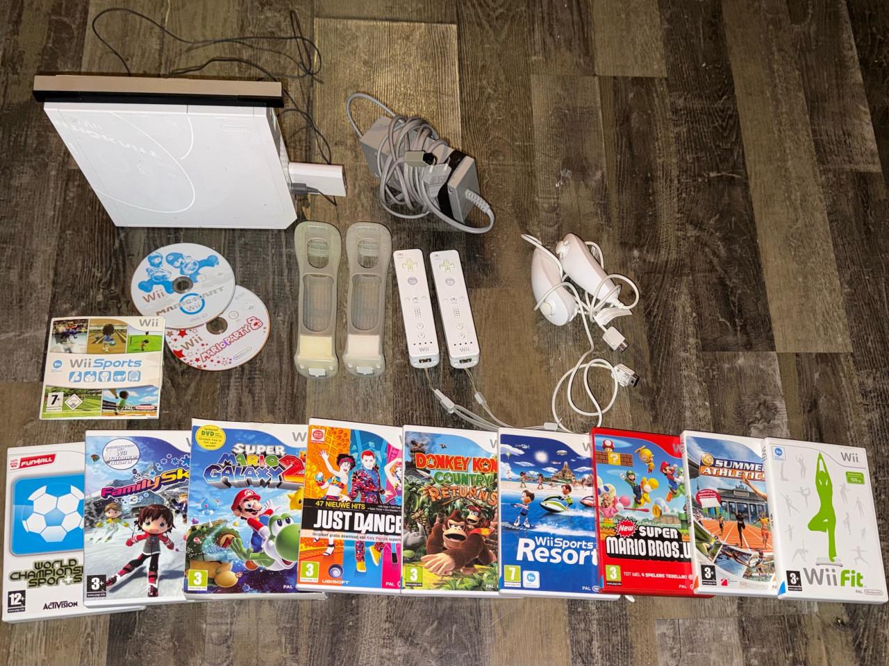 Wii + controllers + houders + games