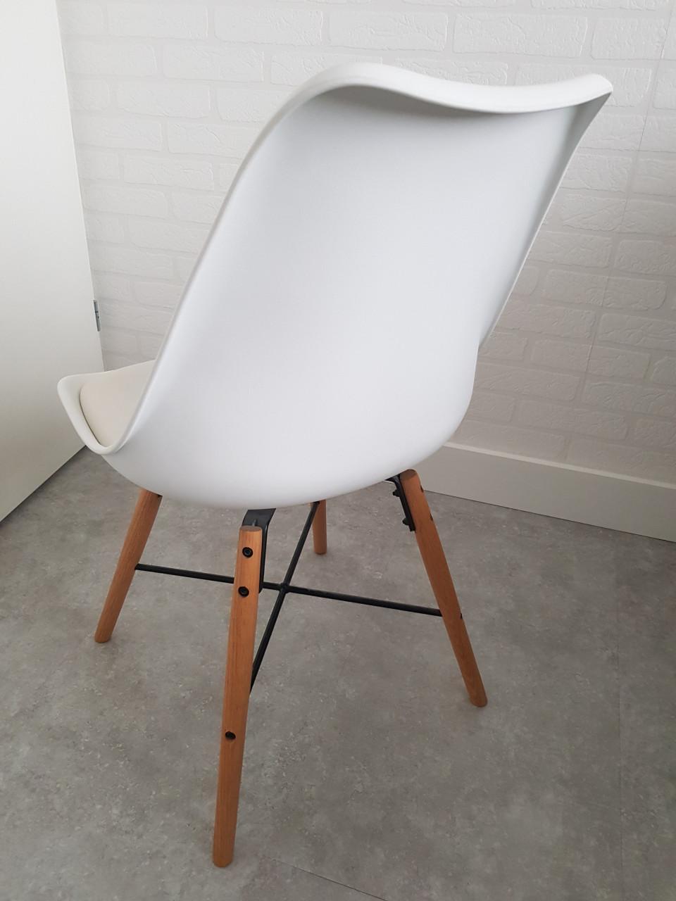 Stoel cremekleur met houten poten