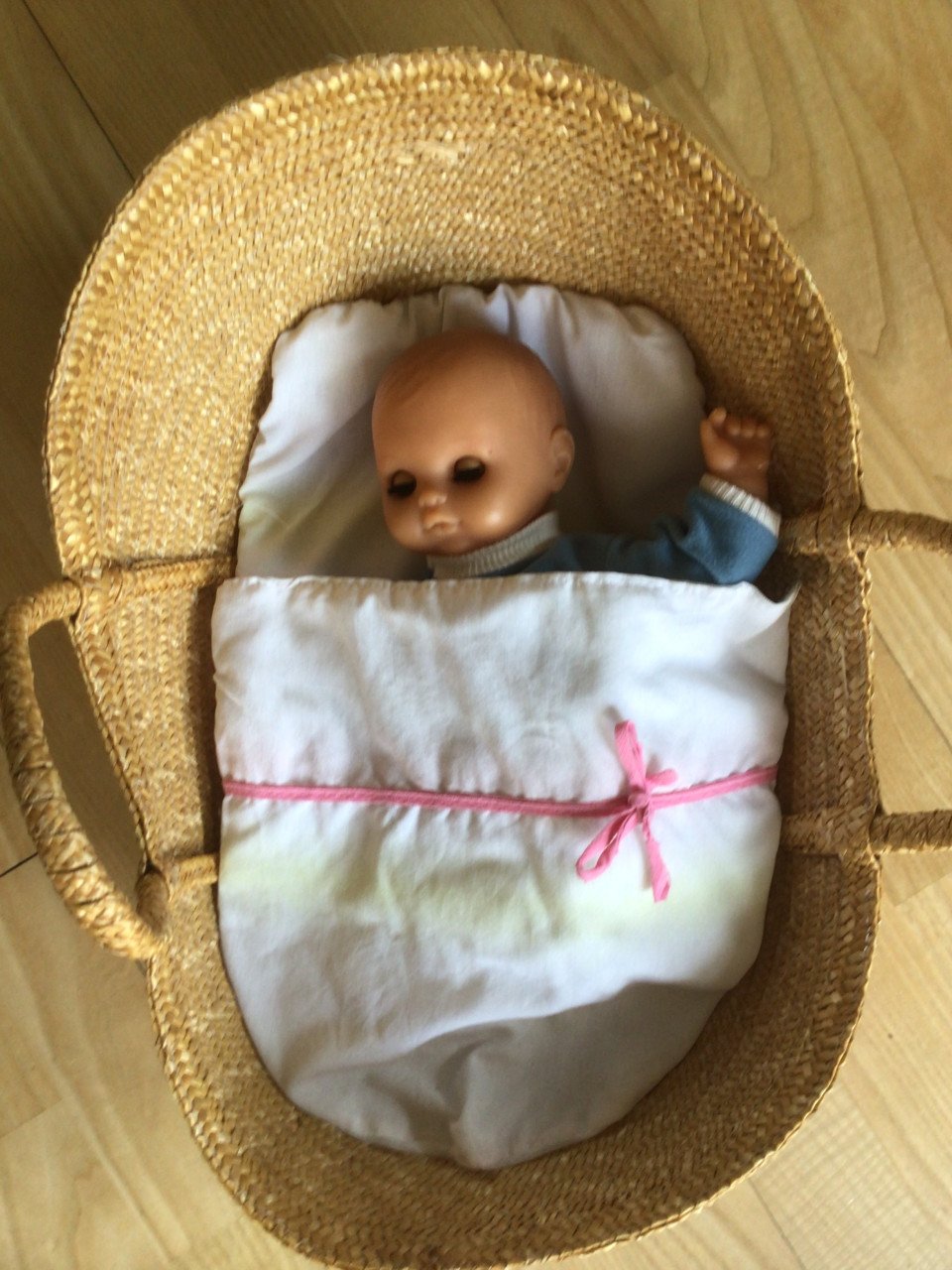Poppenledikant, reiswieg met popje