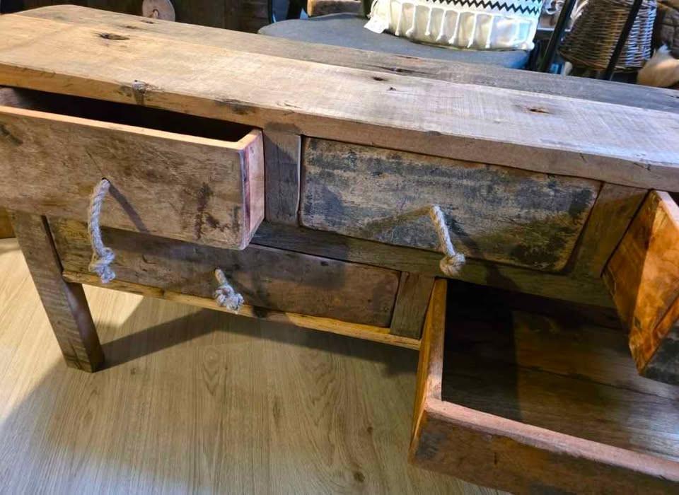 NACHTKASTJES, MAAR OOK DEZE SCHITTERENDE DRESSOIR/BANK OM ACHTER BED TE