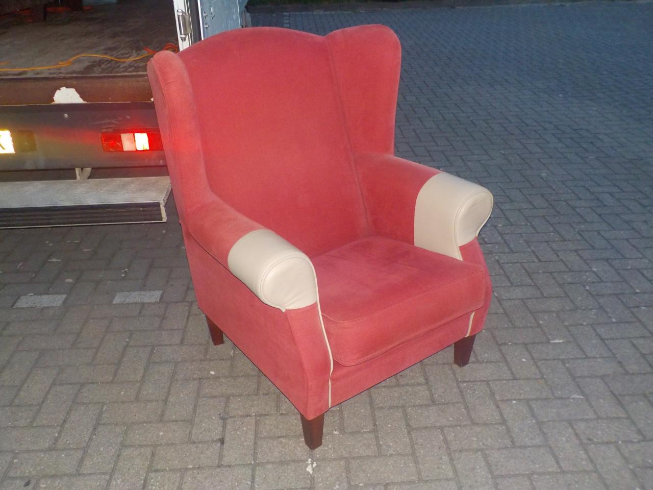 Mooie kwaliteit stoffen oorfauteuil met leren handgreep in goede staat