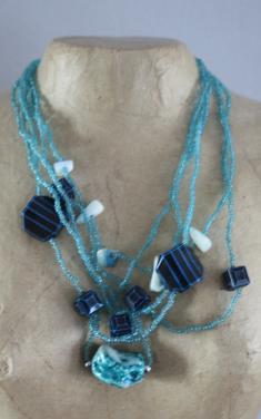 Ketting met blauwe stenen