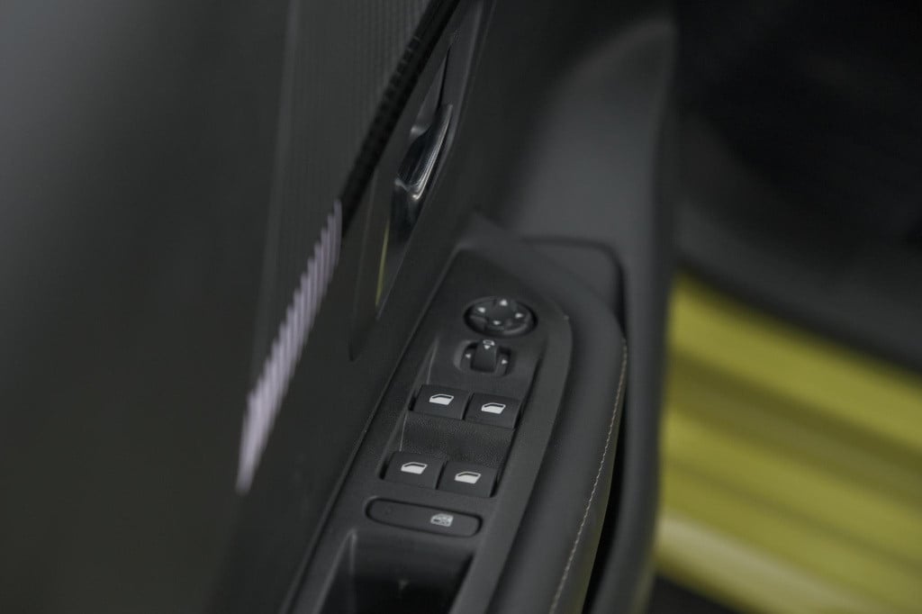 Peugeot 208 puretech 100 allure | parkeersensoren | apple carplay | climate
