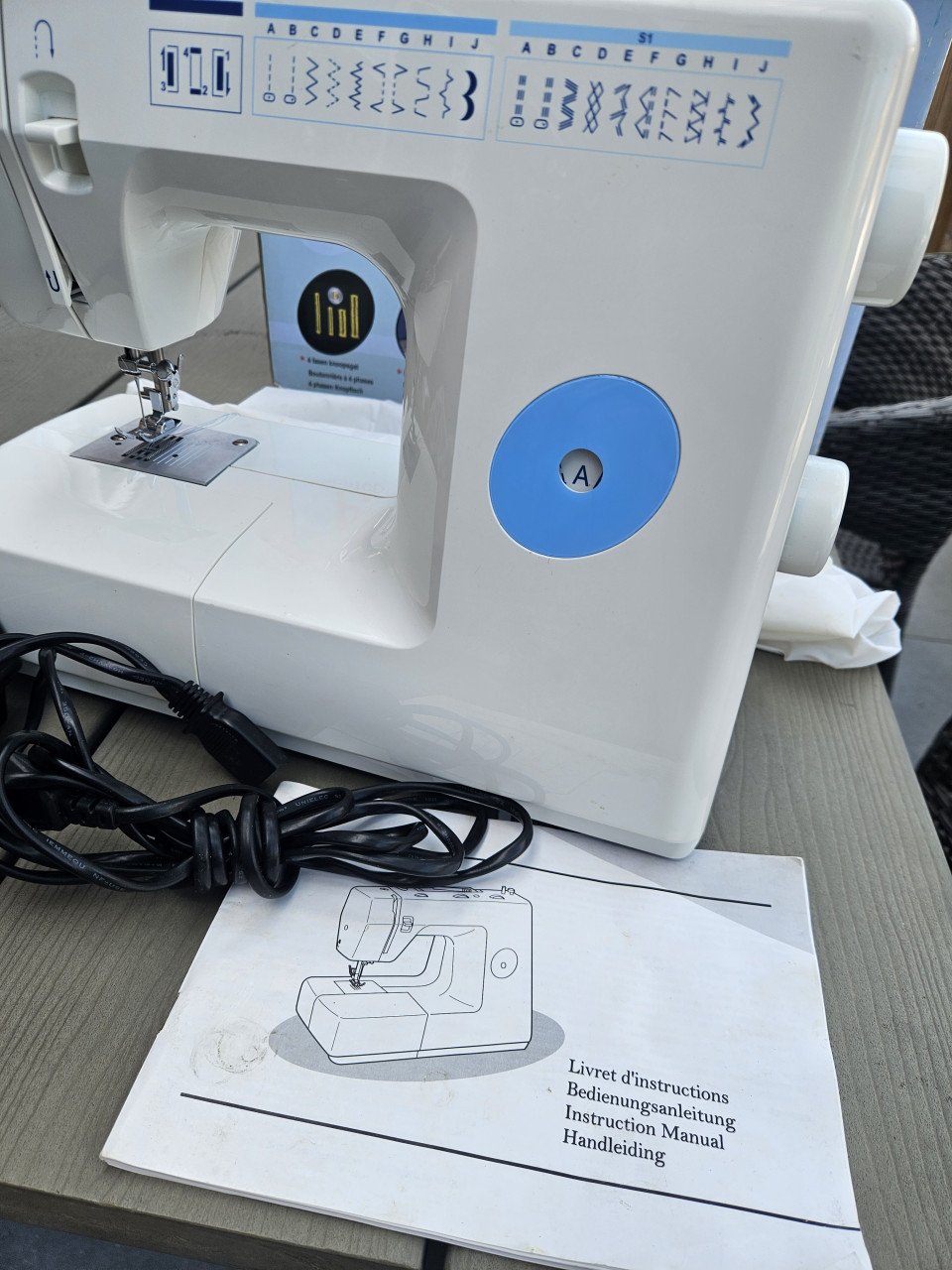 Zgan krachtige vintage naaimachine met heel veel steken en accessoires....