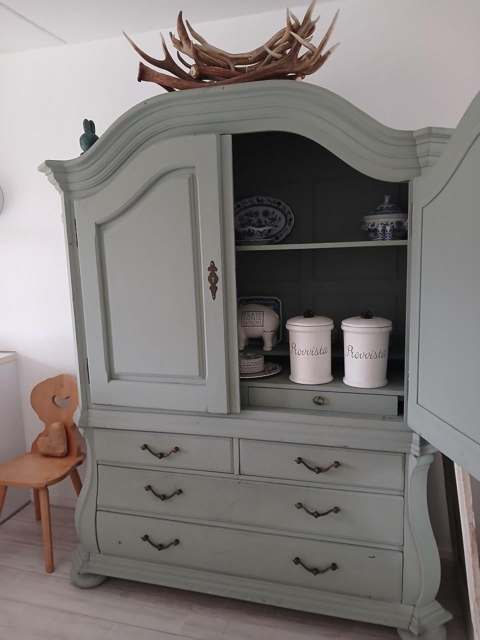 Antiek kabinet.