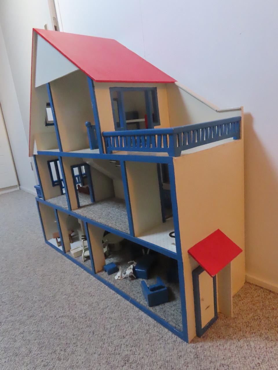 Houten poppenhuis incl meubeltjes
