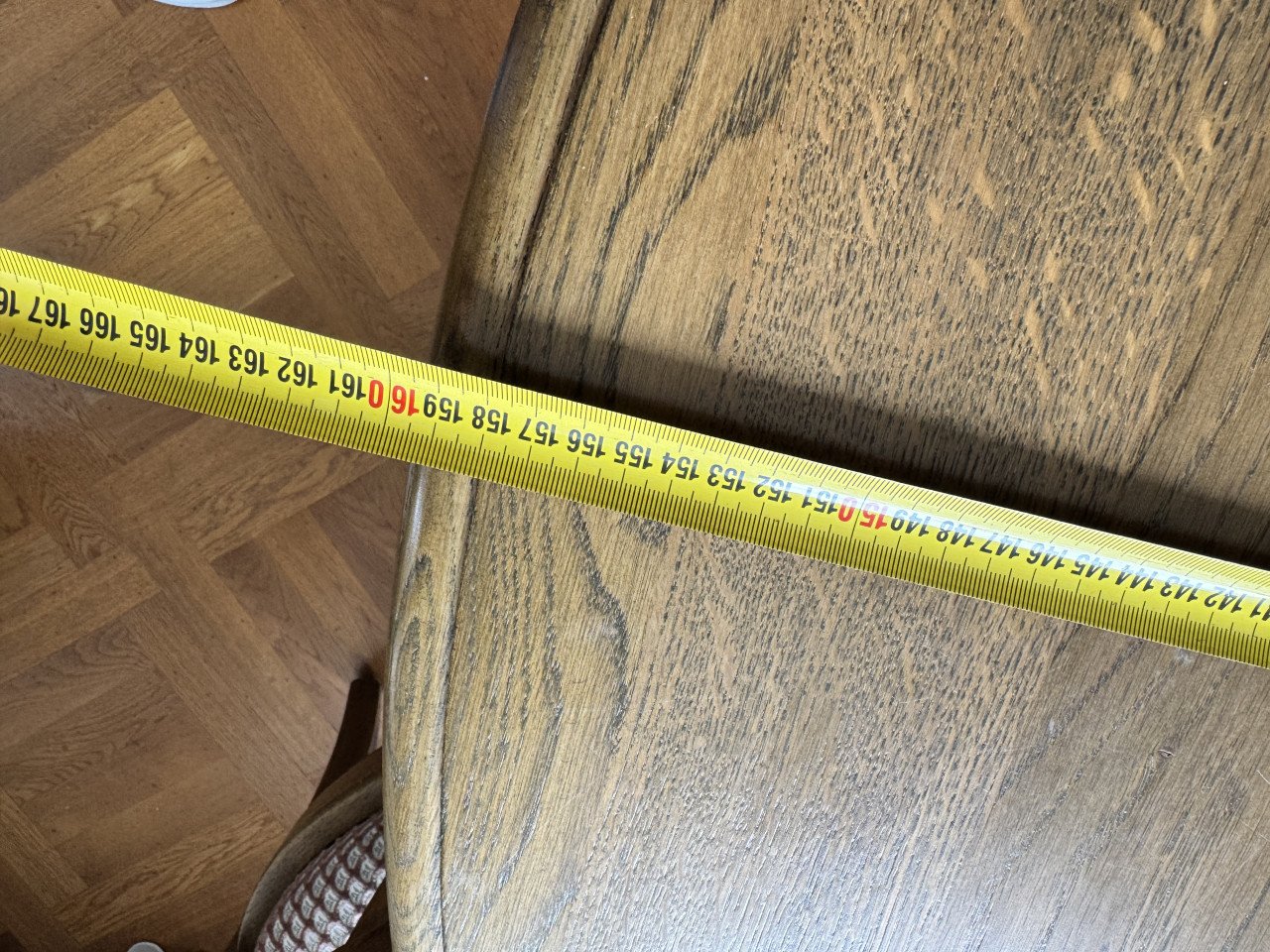 Massief eiken eethoek ronde tafel 120 cm met 4 armstoelen