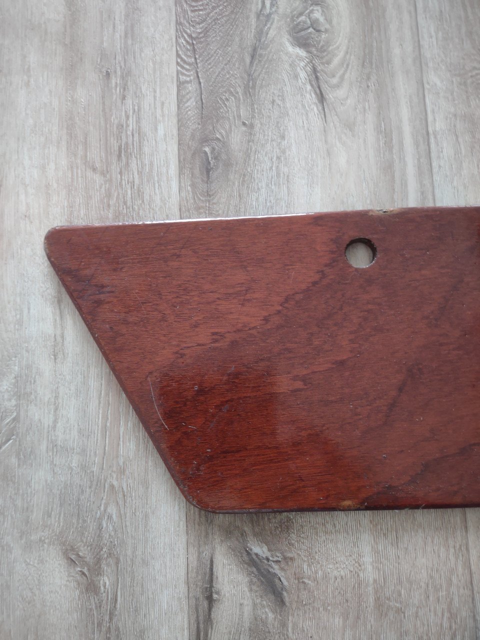 Stevige houten boot schuif met opening. 47,5 cm breed.