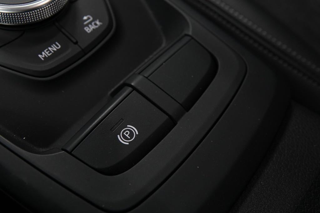 Audi Q2 40 tfsi | s line | pano | pdc | cruise |