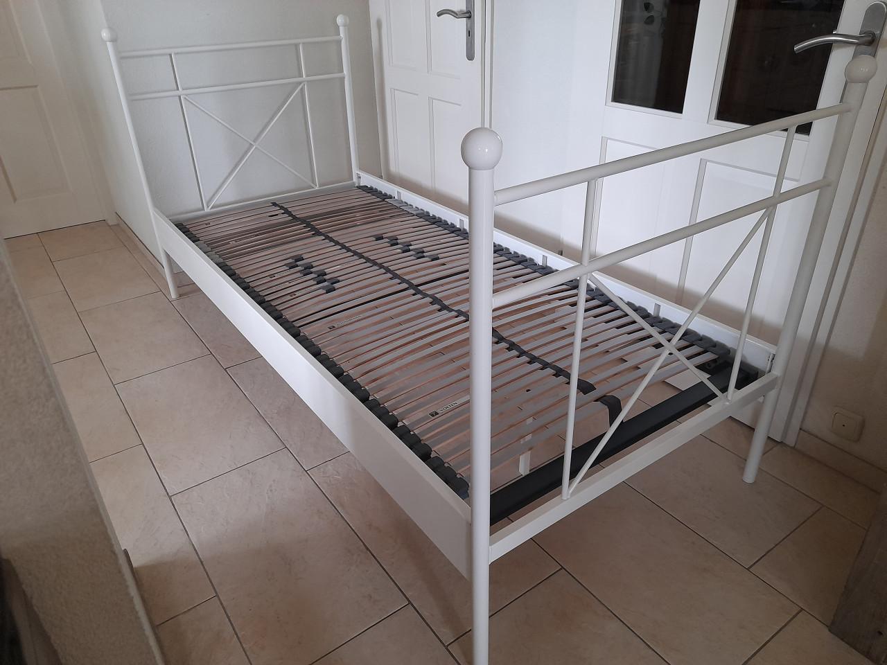 Wit metalen bed 90 x 210 ( in goede nette staat )  Met bossflex lattenbodem