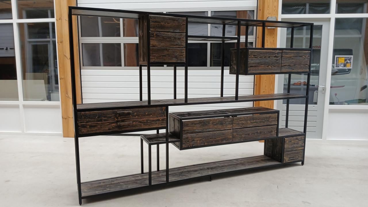 Karaktervolle display-kast. Custom made. Robuust. Eye-catcher.
